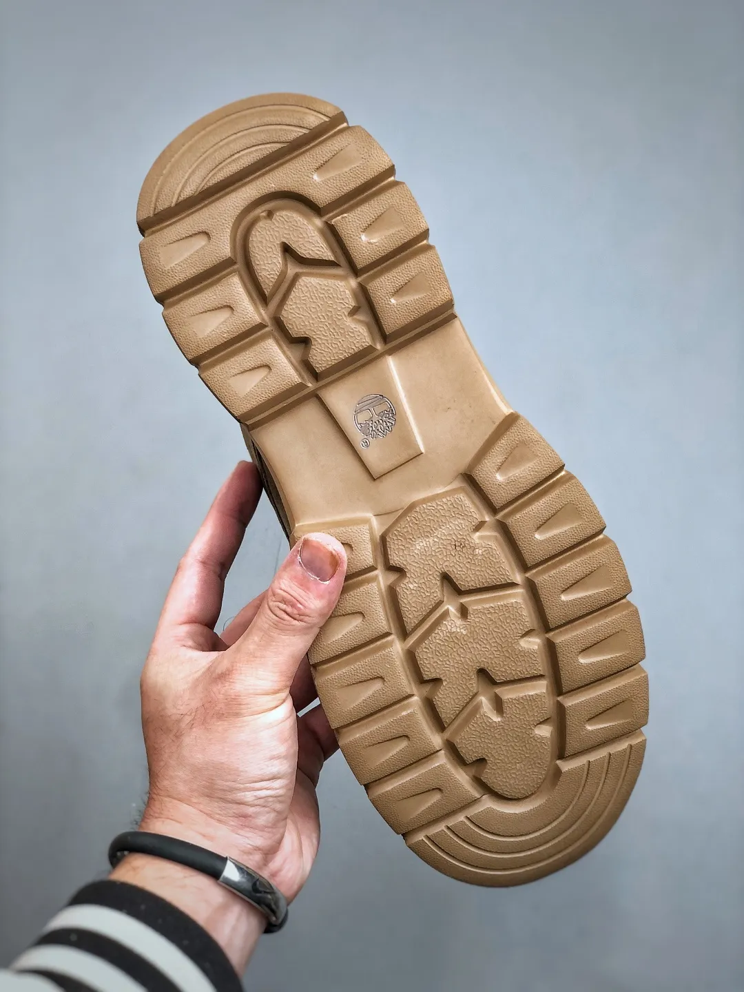 Welfare special price 💰480 #Timberland Timberland/Timberland new autumn and winter products (plush lining🔥warm and heat-locking) autumn and winter must-have outdoor casual rhubarb boots series #Guangdong Dachang quality, original box and original packaging, fashionable and trendy matching, the fabric is made of Italian 🇮🇹 top frosted fine-grained cowhide, lightweight outsole, with anti-odor and anti-corrosion genuine leather latex insole, outsole and hardware are all made from OEM raw materials Same as the original Goodyear's never-opening glue process. Good products don't kill pigs. The quality of the first order is strictly controlled. Exclusively released on the entire network. The quality is beyond doubt. The full set of official website unified packaging gives you a perfect wearing experience. The quality is exquisite and durable. A must-have for sportsmen. Specializes in not being handsome. High-quality feet feel first-class. This winter, it is specially used for outdoor cold protection. Daily casual matching. Size: 39-44 (leather shoe size)